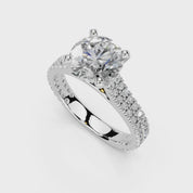 Anillo de compromiso con diamantes cultivados en laboratorio de talla redonda y doble pavé