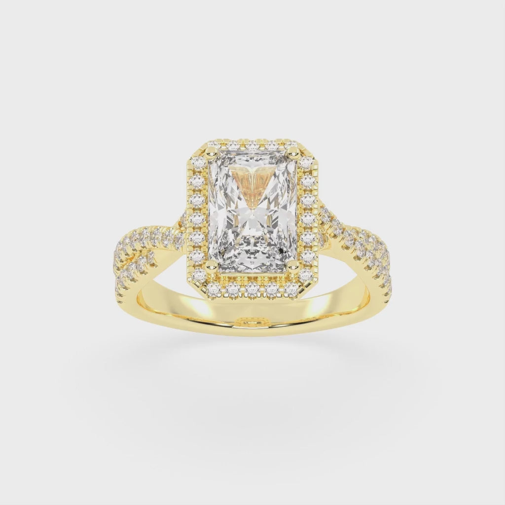Anillo de compromiso con diamantes cultivados en laboratorio de corte radiante y halo con engaste pavé retorcido