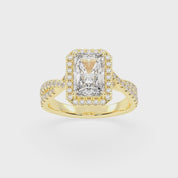 Anillo de compromiso con diamantes cultivados en laboratorio de corte radiante y halo con engaste pavé retorcido